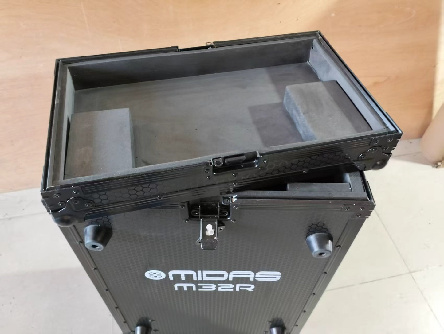 3-Door Flight Case for Midas M32R
