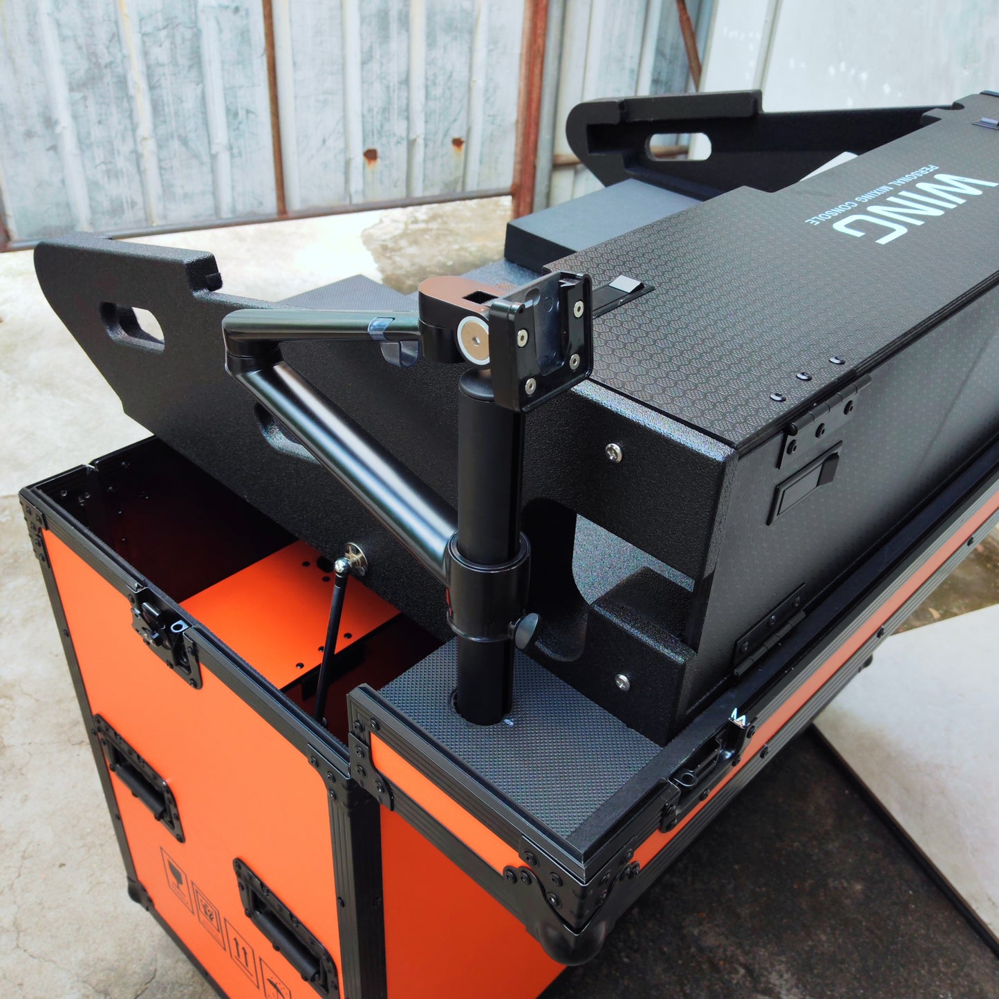 Hydraulic Flight Case for Behringer WING