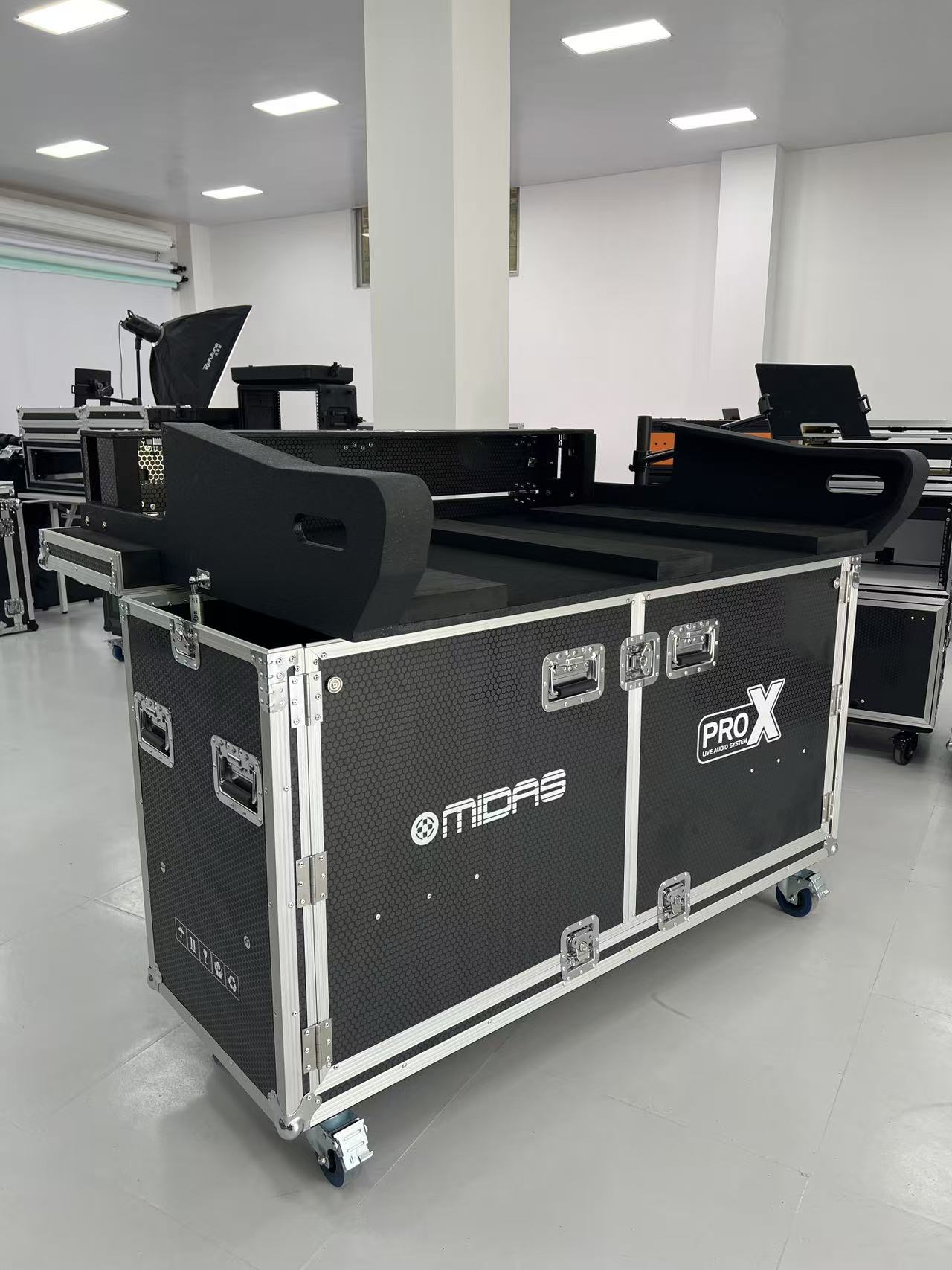 Hydraulic Flight Case for Midas PRO X Mixing Console